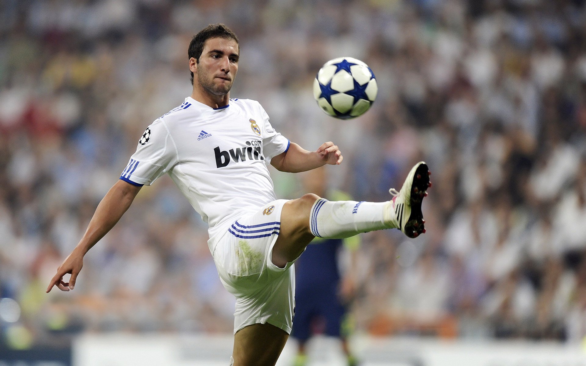 虚拟现实足球竞技课程全球同步启用,帮助青少年突破技能瓶颈,虚拟足球假不假